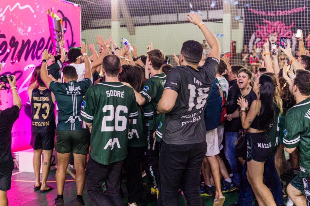 Torcida da A3M comemorando uma conquista