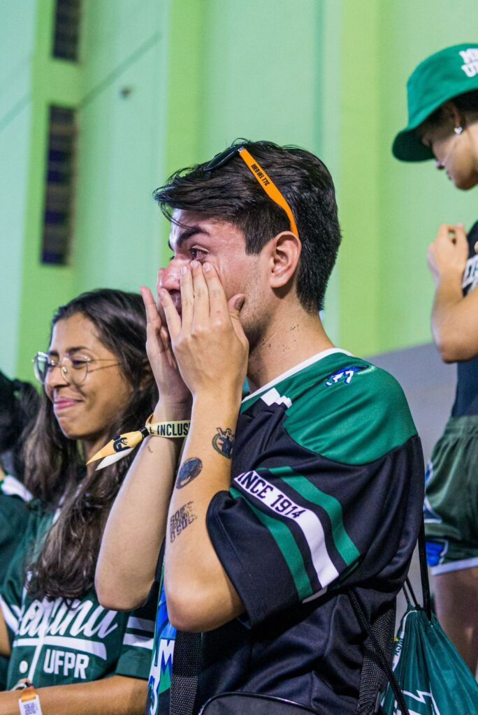 Estudante emocionado após uma conquista esportiva